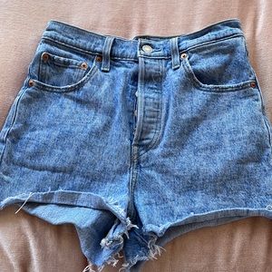 Levi’s rib cage shorts size 26